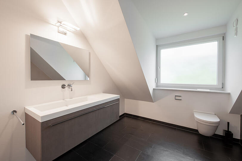 Zwei Bäder gibt's in der Wohnung. Ein mit Badewanne ...