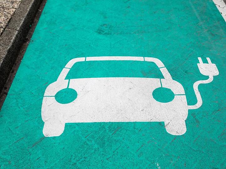 Parkplatz für Elektroautos in Leipzig.