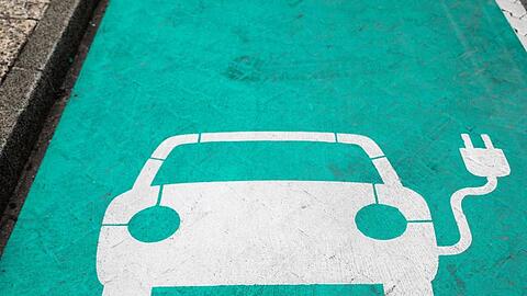Parkplatz für Elektroautos in Leipzig.