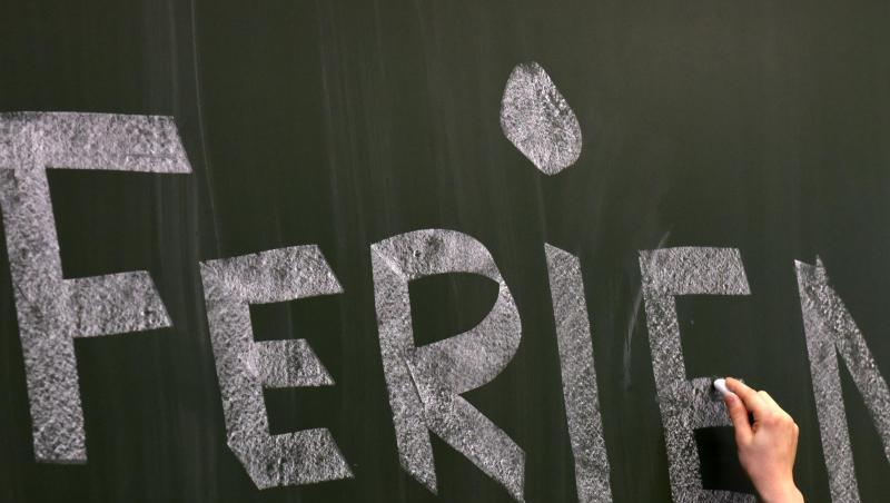 Das Wort "Ferien" wird mit Kreide auf einer Tafel in einer Schule geschrieben. Foto: Ralf Hirschberger/dpa-Zentralbild/dpa/Archivbild Das Wort "Ferien" wird mit Kreide auf einer Tafel in einer Schule geschrieben. Foto: Ralf Hirschberger/dpa-Zentralbild/dpa/Archivbild
