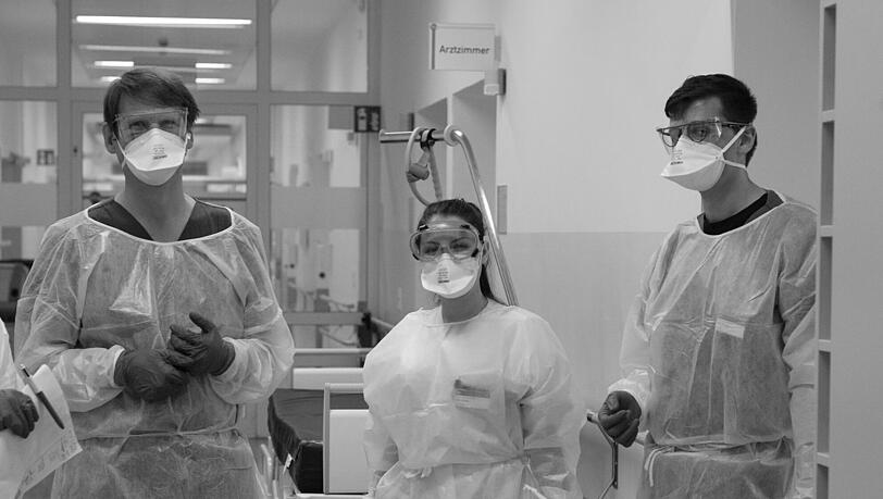 Kämpfen seit fast zwei Jahren im Klinikum rechts der Isar um die Leben von Corona-Patienten: Dr. Matthias Treiber (l.) und Nikole Radani, hier mit Student Dennis Das Gupta, der in der ersten Welle aushalf.