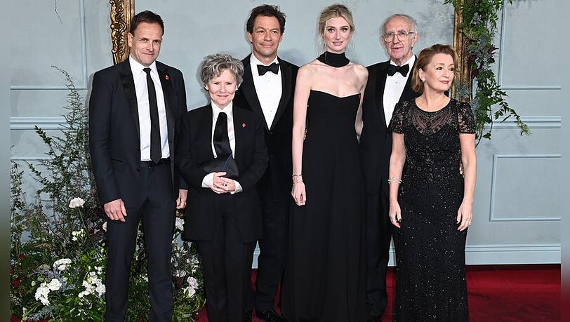 Premiere für Staffel fünf von "The Crown" in London: Imelda Staunton (2. v. l.) mit ihren Serienkollegen Jonny Lee Miller, Dominic West, Elizabeth Debicki, Jonathan Pryce und Lesley Manville.