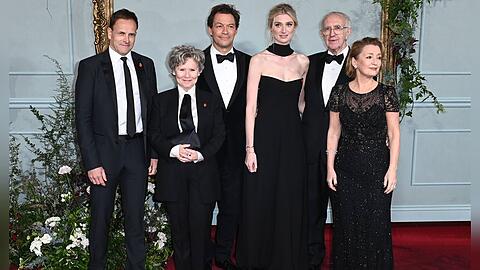 Premiere für Staffel fünf von "The Crown" in London: Imelda Staunton (2. v. l.) mit ihren Serienkollegen Jonny Lee Miller, Dominic West, Elizabeth Debicki, Jonathan Pryce und Lesley Manville.
