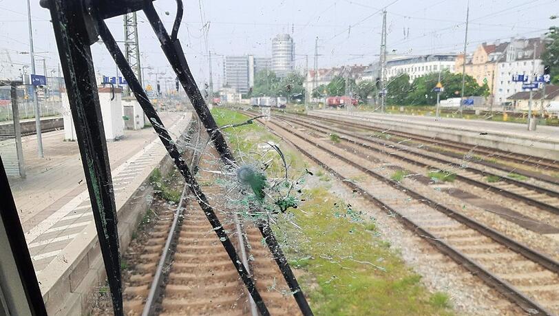 Eine Flasche beschädigte die Scheibe eines Railjet-Fernzuges.