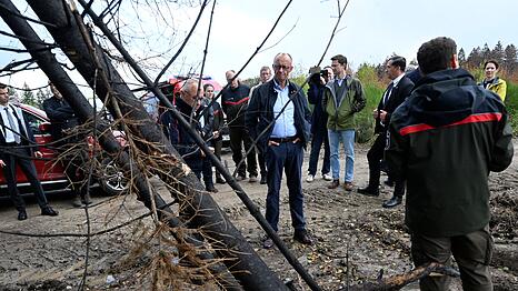 F&uuml;r Bundeskanzler Merz ist der Waldbrand in H&uuml;rtgenwald eine Folge des Klimawandels.