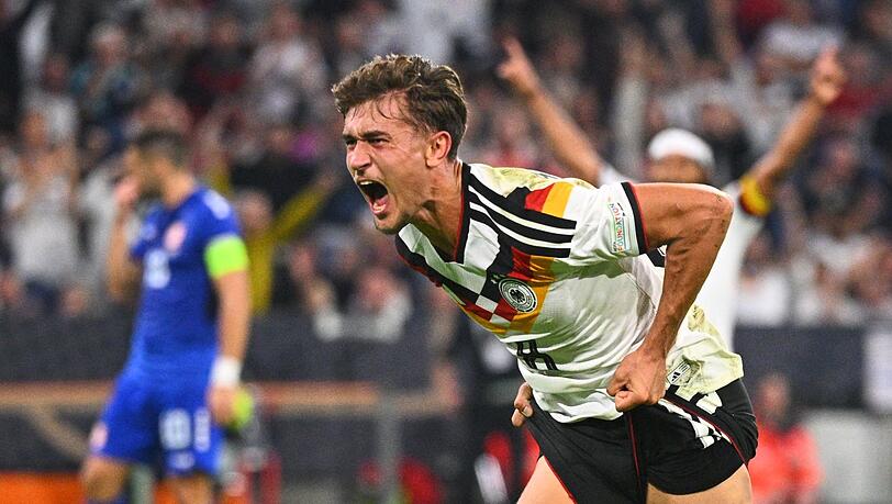 Tom Bischof jubelt ausgelassen nach seinem ersten L&auml;nderspiel-Tor.