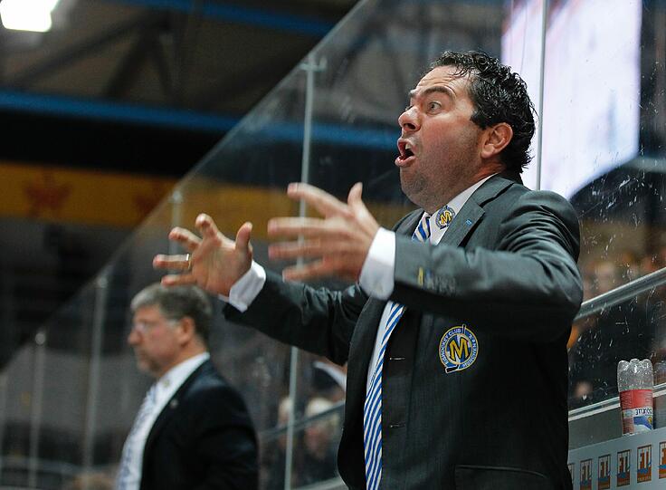 EHC-Manager Winkler rastet bei den Spielen an der Bande regelmäßig aus. Seine Frau sagt ihm vor dem Straubing-Spiel: &bdquo;Reg dich heute nicht so auf, das ist nicht gut für dich!&rdquo; Sein Arzt hat ihm aber geraten, die Emotionen rauszulassen.