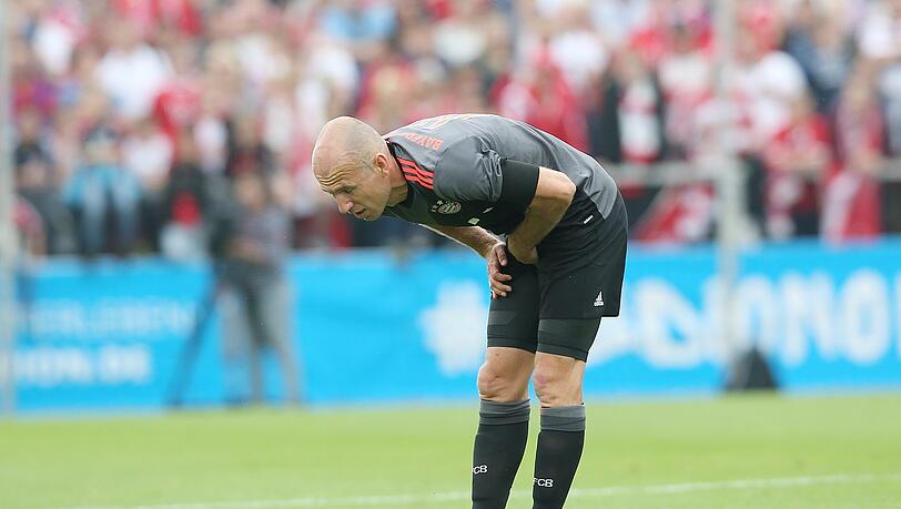 Arjen Robben steht angeschlagen auf dem Rasen im Spiel des FC Bayern München gegen Lippstadt. Arjen Robben steht angeschlagen auf dem Rasen im Spiel des FC Bayern München gegen Lippstadt.