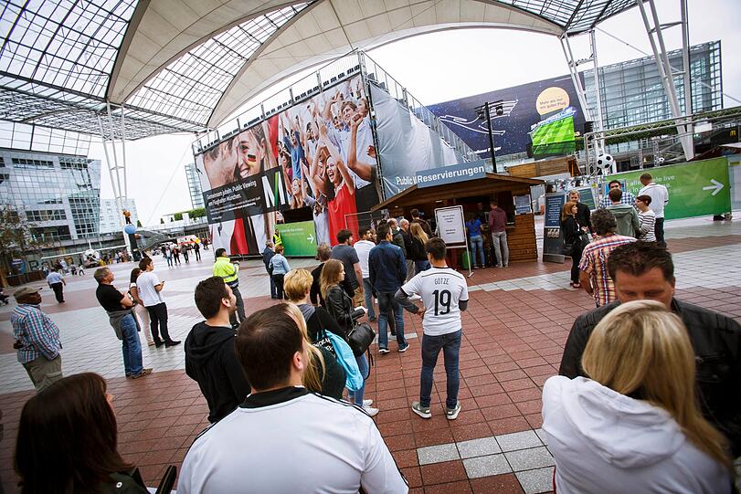 40 Quadratmeter High-End-LED-Leinwand, 2000 Zuschauer, Musik, Essen und Trinken &ndash; und WM-Spannung pur: Sei live dabei beim packendsten Fußballerlebnis Münchens im MAC-Forum am Flughafen.