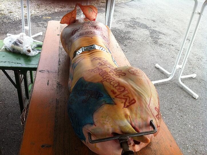 Das Grill-Schwein von hinten.