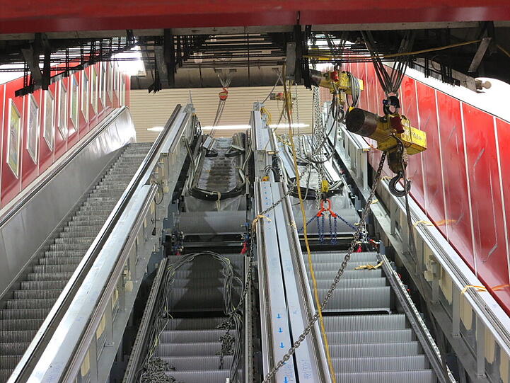 An der U-Bahnstation vom Ostbahnhof,  Eingang Nord ist bis Ende Mai eine Baustelle: drei Fahrtreppen werden ausgetauscht.