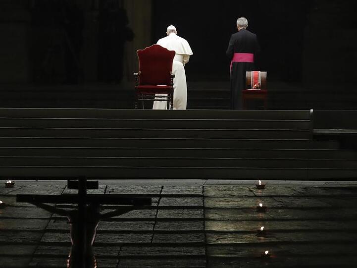 Papst Franziskus verlässt nach der Prozession den leeren Petersplatz.