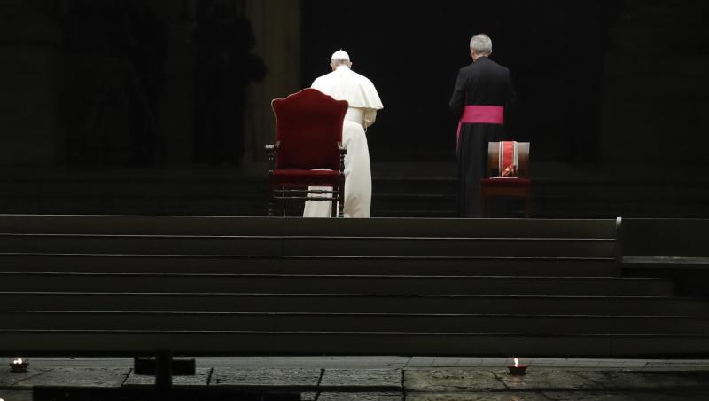 Papst Franziskus verlässt nach der Prozession den leeren Petersplatz. Papst Franziskus verlässt nach der Prozession den leeren Petersplatz.