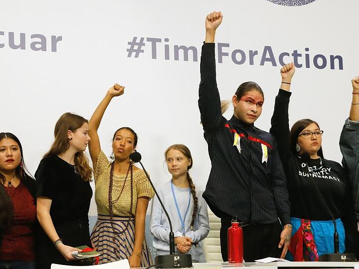 Greta Thunberg (M.) und Luisa Neubauer (2.v.l.) mit weiteren Aktivisten bei der UN-Klimakonferenz.
