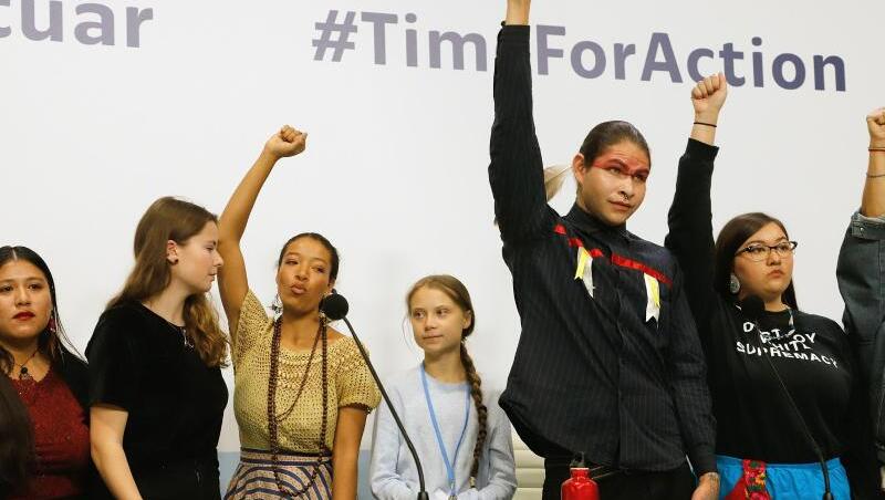 Greta Thunberg (M.) und Luisa Neubauer (2.v.l.) mit weiteren Aktivisten bei der UN-Klimakonferenz. Greta Thunberg (M.) und Luisa Neubauer (2.v.l.) mit weiteren Aktivisten bei der UN-Klimakonferenz.