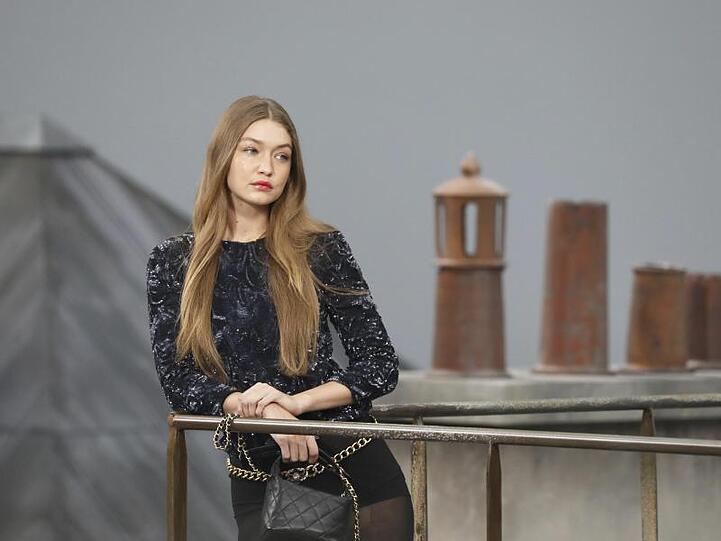 Model Gigi Hadid bei der Show von Chanel.