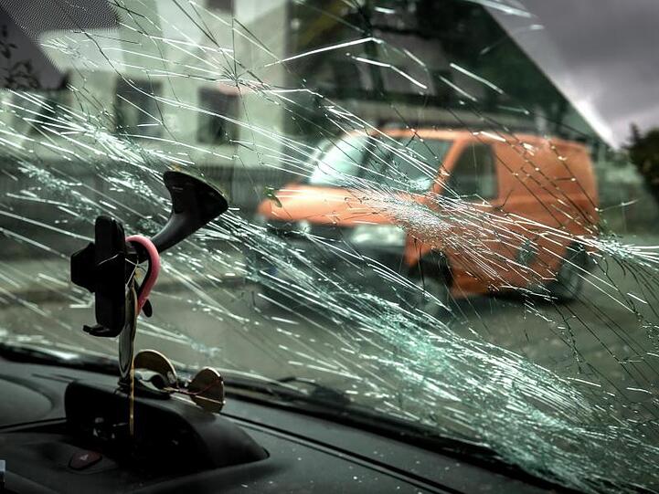 Kaputte Scheibe eines Autos. Der Deutsche Wetterdienst registrierte über Radargeräte Hagelkörner mit einem Durchmesser von bis zu vier Zentimetern.