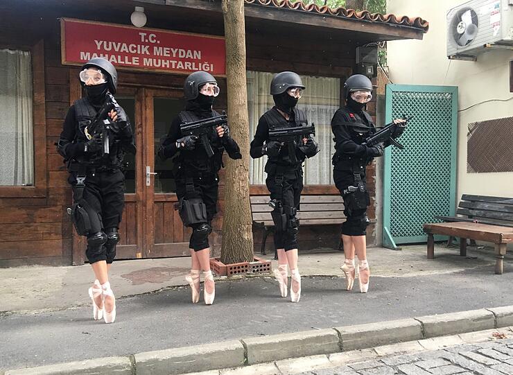 Frei nach Tschaikowskys "Schwanensee" tanzen vier Schwäne gegen die Staatsgewalt an. Im Gegensatz zum Ballettklassiker ist dieser Kampf zwischen Schwarz un Weiß grotesk. Der Kurzfilm "Ballerinas and Police" des türkisch-kurdische Künstlers Halil Altindere ist am Freitag im Theatiner (18 Uhr) und am Samstag an der HFF (14.30 Uhr) zu sehen.