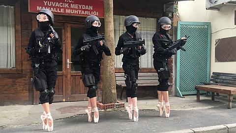 Frei nach Tschaikowskys "Schwanensee" tanzen vier Schwäne gegen die Staatsgewalt an. Im Gegensatz zum Ballettklassiker ist dieser Kampf zwischen Schwarz un Weiß grotesk. Der Kurzfilm "Ballerinas and Police" des türkisch-kurdische Künstlers Halil Altindere ist am Freitag im Theatiner (18 Uhr) und am Samstag an der HFF (14.30 Uhr) zu sehen.