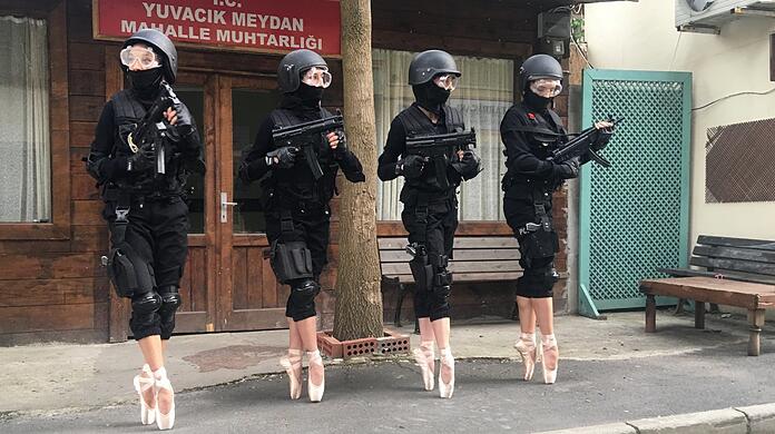Frei nach Tschaikowskys "Schwanensee" tanzen vier Schwäne gegen die Staatsgewalt an. Im Gegensatz zum Ballettklassiker ist dieser Kampf zwischen Schwarz un Weiß grotesk. Der Kurzfilm "Ballerinas and Police" des türkisch-kurdische Künstlers Halil Altindere ist am Freitag im Theatiner (18 Uhr) und am Samstag an der HFF (14.30 Uhr) zu sehen.
