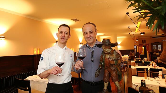 Laden im April zur Ess-Klasse in die Osteria der Katzlmacher: Giorgo Cherubini (rechts) mit seinem Chefkoch Gianluca Polo und dem Katzlmacher.