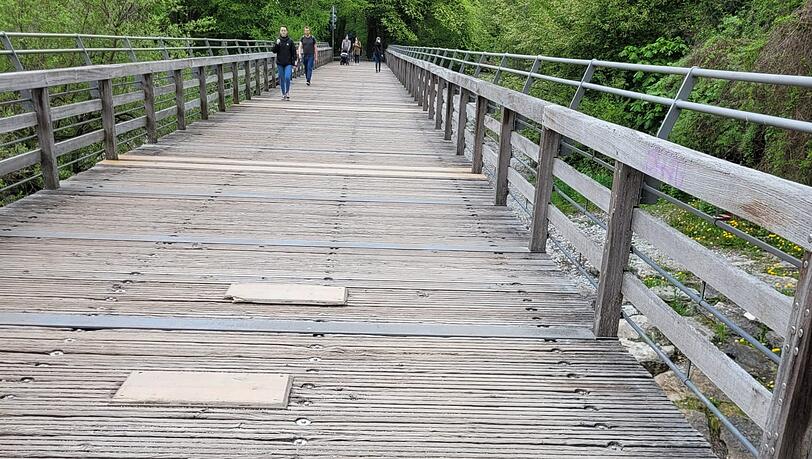 Provisorische Reparaturen am Flauchersteg machen das Flanieren und Radfahren ungemütlich.