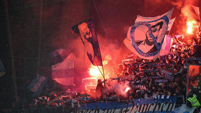 Auch beim Gastspiel in Freiburg fackelten die 1860-Fans Pyrotechnik ab.