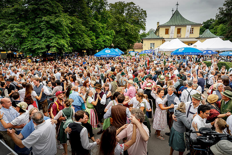 Das traditionelle Freiluft-Volkstanzfest bei Sonnenaufgang im Englischen Garten nahm seinen Anfang um das Jahr 1880. Es findet seit 1989 wieder statt, in der Regel am 3. Sonntag im Juli.