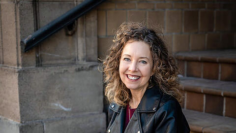 Die Autorin und Universitätsdozentin Jennie Young stößt mit ihrer Online-Dating-Methode "The Burned Haystack" bei Frauen auf großes Interesse.