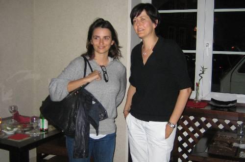 Das schönste Déja-Vu Münchens: Penélope Cruz lässt sich bei ihrem zweiten Besuch im Tenno im Glockenbachviertel mit einem Stammgast fotografieren.