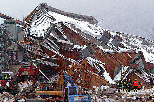Bagger arbeiten vor der eingestürzten Eissporthalle in Bad Reichenhall (Foto vom 3. Januar 2006).