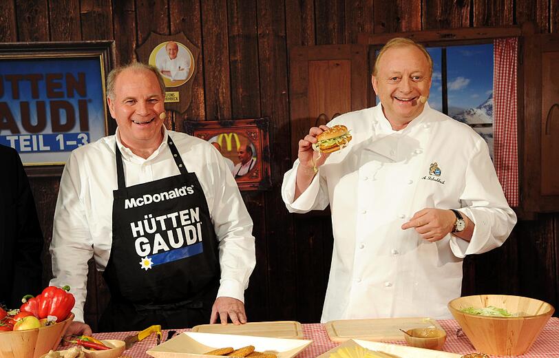 Bayern-Präsident Uli Hoeneß präsentierte mit Starkoch Alfons Schuhbeck die von ihm kreierten Nürnberger.