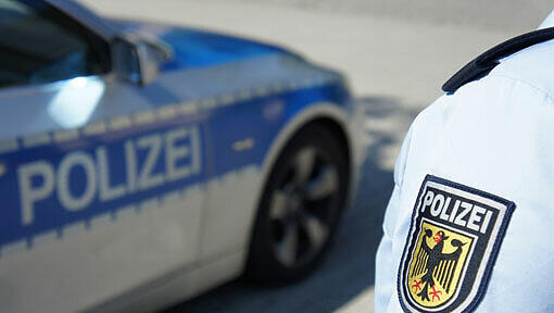 Vermutlich aus Eifersucht soll ein 25-jähriger Angehöriger der Bundespolizei seine Freundin nach dem Ausgehen in einem Garchinger Hotel misshandelt haben. (Symbolbild) Vermutlich aus Eifersucht soll ein 25-jähriger Angehöriger der Bundespolizei seine Freundin nach dem Ausgehen in einem Garchinger Hotel misshandelt haben. (Symbolbild)
