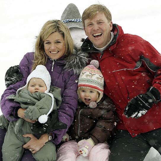 Winterspaß für die niederländische Kronprinzen-Familie: Prinzessin Amalia und ihre kleine Schwester, Baby Alexia, im Skiurlaub mit ihren Eltern, Kronprinz Willem Alexander und seiner Maxima.