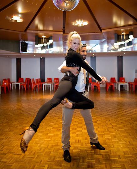 Larissa Marolt macht beim Tanztraining mit Massimo eine Top-Figur. Die Bilder!