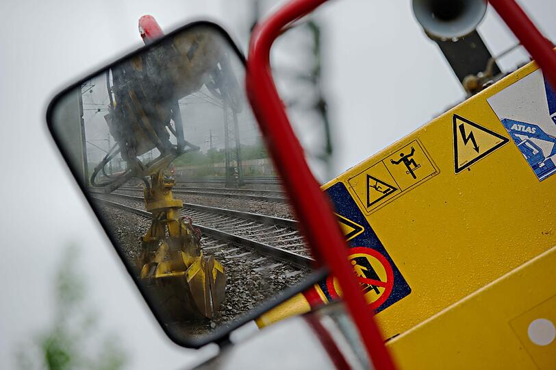 Eine S-Bahn ist in Olching gegen einen Bagger bzw. gegen eine Baggerschaufel gekracht: Die Bilder vom Unfall und vom Verkehrschaos.