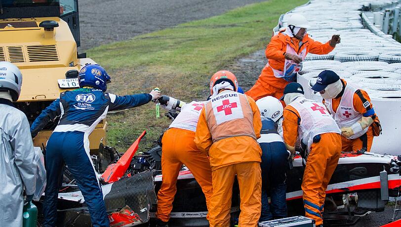 Rettungskräfte versorgen den verunfallten Jules Bianchi beim Rennen in Suzuka. Rettungskräfte versorgen den verunfallten Jules Bianchi beim Rennen in Suzuka.