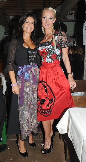 Katja Zickler und Cora Schumacher in ihrem berühmten Totenkopf-Dirndl.