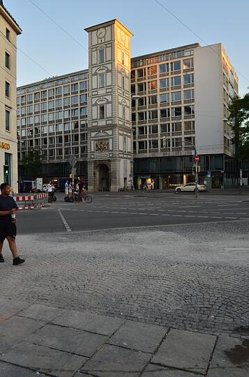 Gleich nach dem Krieg hat Sep Rufs Neubau auf dem Platz der zerstörten Maxburg Maßstäbe gesetzt. Geblieben ist nur er mittelalterliche Turm.