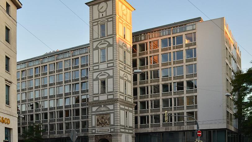Gleich nach dem Krieg hat Sep Rufs Neubau auf dem Platz der zerstörten Maxburg Maßstäbe gesetzt. Geblieben ist nur er mittelalterliche Turm. Gleich nach dem Krieg hat Sep Rufs Neubau auf dem Platz der zerstörten Maxburg Maßstäbe gesetzt. Geblieben ist nur er mittelalterliche Turm.