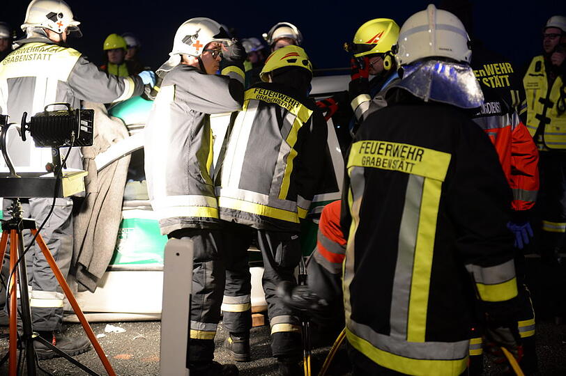 Ein Linienbus und zwei Autos sind am Montag bei Grabenstätt (Kreis Traunstein) zusammengestoßen. Die Bilder von der Unfallstelle.