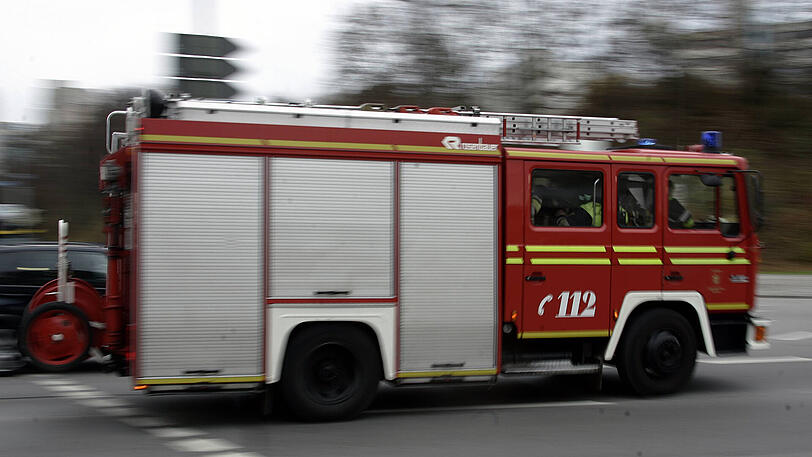 Feuerwehr im Einsatz: Im Allgäu brannte eine Maschinenhalle. (Symbolbild)