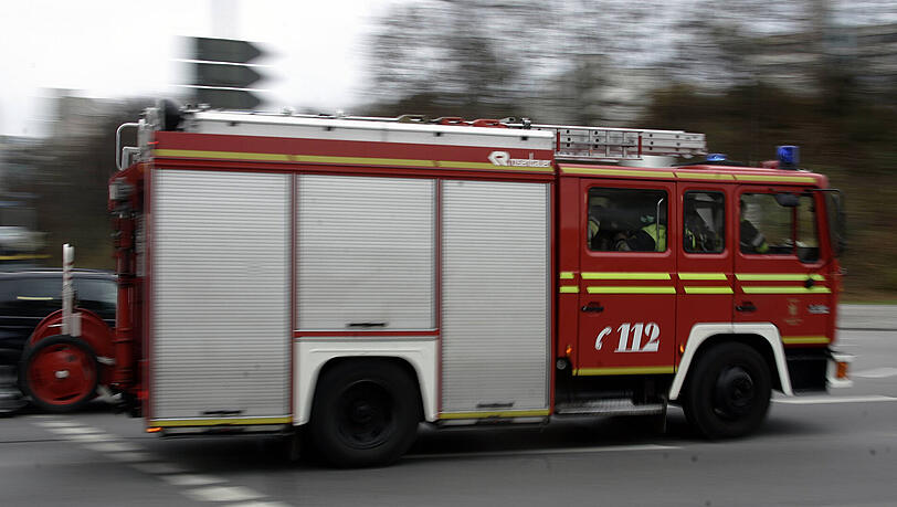 Feuerwehr im Einsatz: Im Allgäu brannte eine Maschinenhalle. (Symbolbild) Feuerwehr im Einsatz: Im Allgäu brannte eine Maschinenhalle. (Symbolbild)