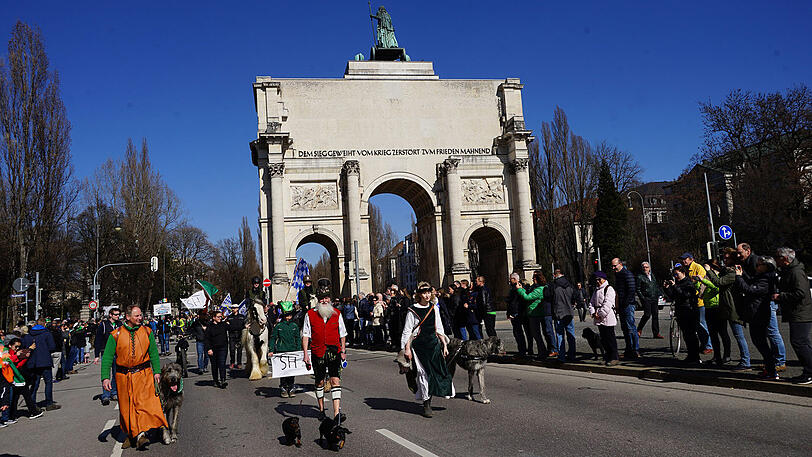 Bei strahlendem Sonnenschein ging der Zug am Siegestor vorbei in Richtung Wittelsbacher Platz.