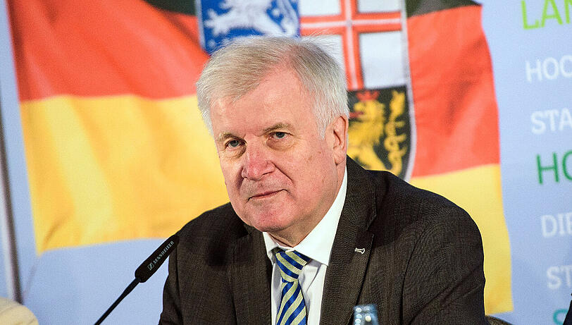 Bundesinnenminister Horst Seehofer (CSU) gibt bei seinem Besuch der Landesaufnahmestelle eine Pressekonferenz.