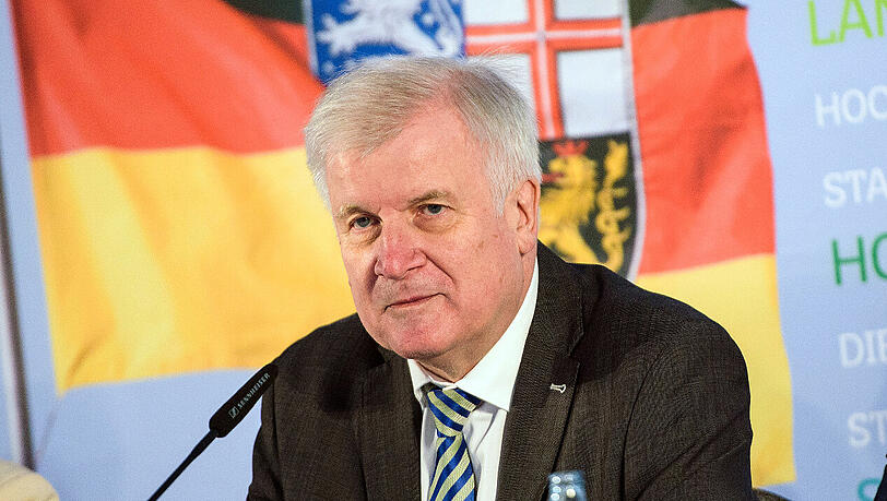 Bundesinnenminister Horst Seehofer (CSU) gibt bei seinem Besuch der Landesaufnahmestelle eine Pressekonferenz. Bundesinnenminister Horst Seehofer (CSU) gibt bei seinem Besuch der Landesaufnahmestelle eine Pressekonferenz.