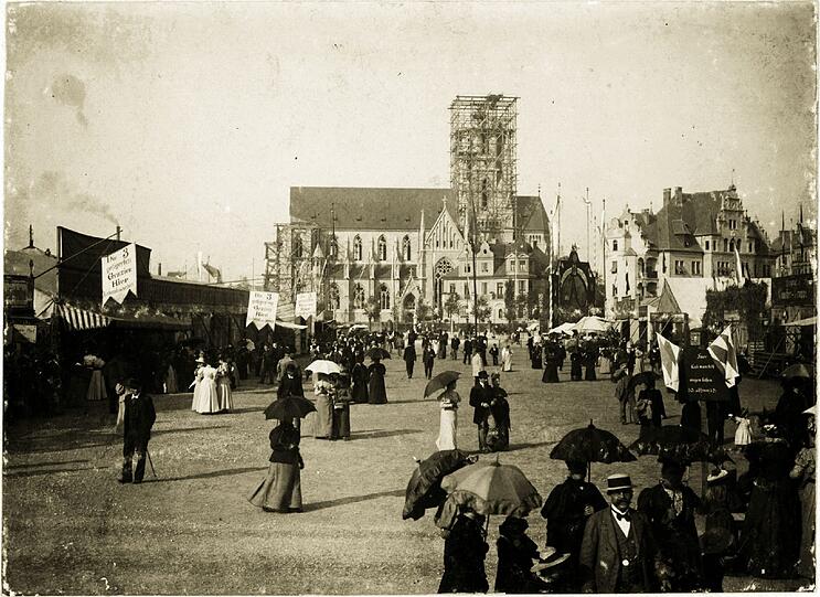 Die Wiesn um 1900. Im Hintergrund wird gerade die 97 Meter hohe St.-Pauls-Kirche gebaut.