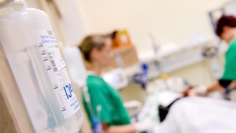 Medizinisches Personal versorgt im Krankenhaus einen Patienten. (Symbolbild)