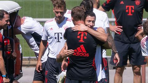 Adios Coach: Robert Lewandowski verabschiedet sich von Bayern-Trainer Julian Nagelsmann (vorne).