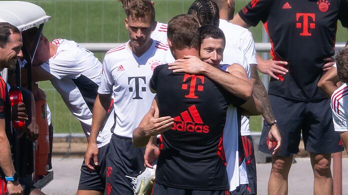 Adios Coach: Robert Lewandowski verabschiedet sich von Bayern-Trainer Julian Nagelsmann (vorne).